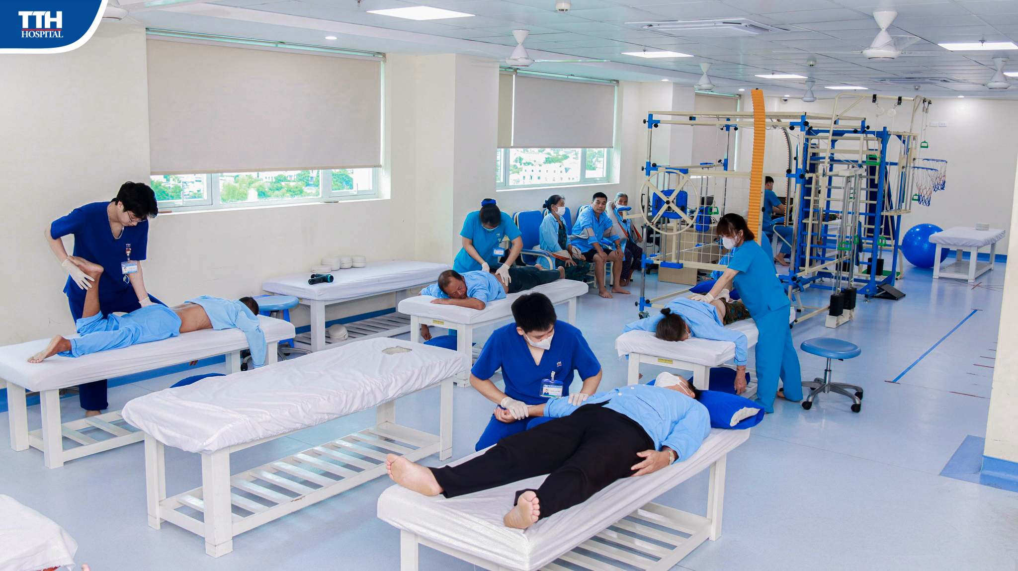 Khoa Lão khám và điều trị bằng phương pháp Y học cổ truyền