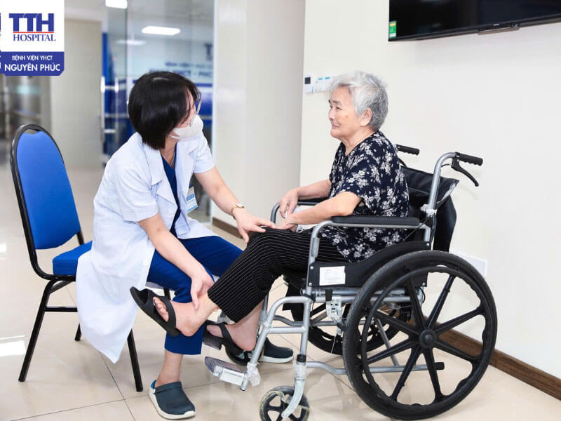 Bác sĩ Bệnh viện YHCT Nguyên Phúc tận tâm thăm khám cho người bệnh