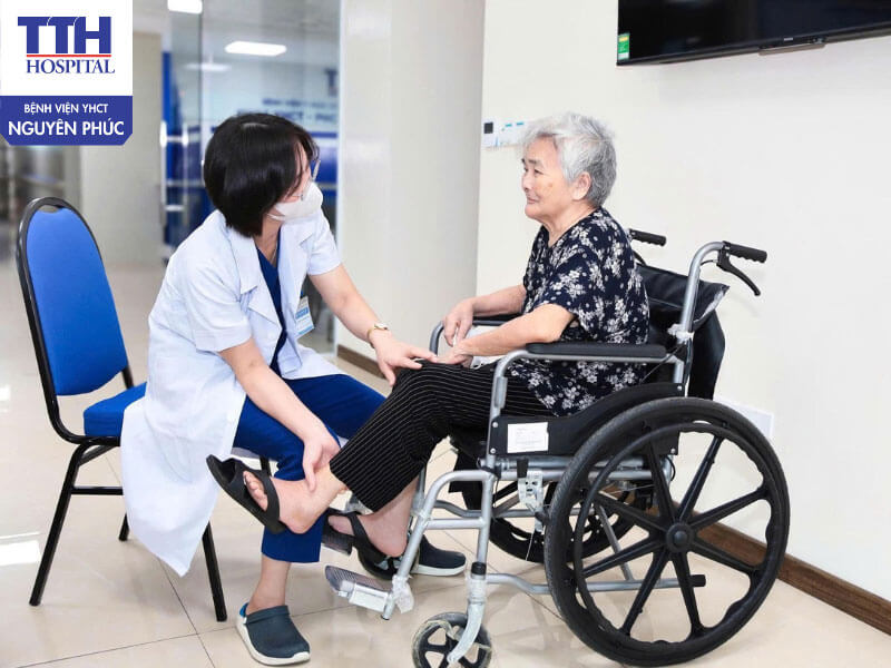 Bác sĩ thăm khám và tư vấn cho bệnh nhân