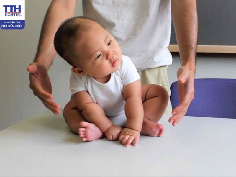 Bại não là một rối loạn vận động do tổn thương não bộ, thường xuất hiện từ khi trẻ còn nhỏ