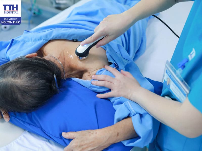 Bấm huyệt là liệu pháp phù hợp với tất cả những ai đang điều trị vai gáy mãi không thuyên giảm