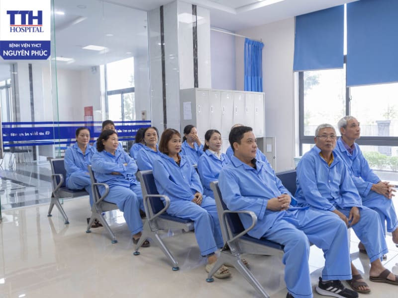 Bệnh nhân đang tập trung để chuẩn bị vào buồng oxy cao áp tại bệnh viện YHCT Nguyên Phúc