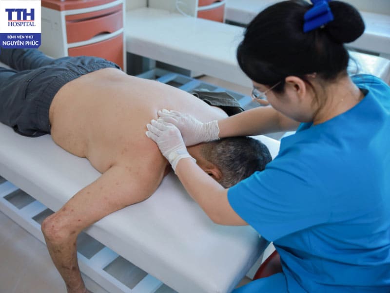 Bệnh nhân khi điều trị tại bệnh viện bác sĩ sẽ thiết kế phác đồ bấm huyệt cá nhân hóa, phù hợp với thể trạng