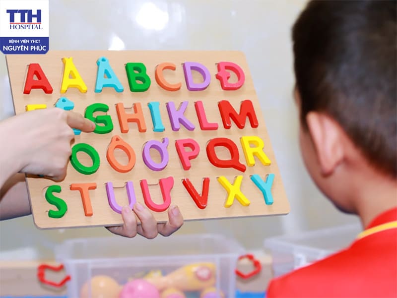 Bố mẹ nên kiên trì cùng con và thăm khám cùng chuyên gia thường xuyên giúp cải thiện bệnh bại não