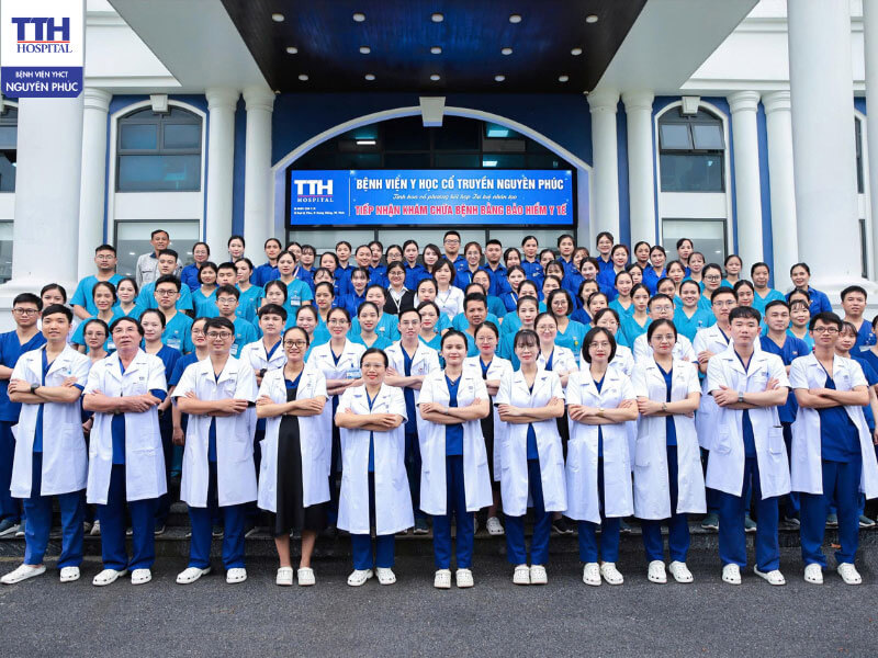 Cán bộ nhân viên Bệnh viện YHCT Nguyên Phúc vững chuyên môn, sáng y đức