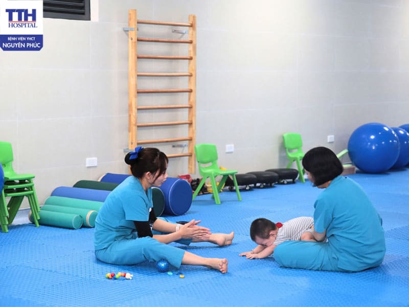 Cha mẹ nên làm gì khi trẻ có biểu hiện lạ?