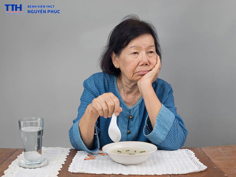 Cho người bệnh ăn uống theo thói quen cũ