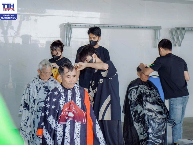 Chương trình “Mái tóc mới - nụ cười mới” do Bệnh viện YHCT Nguyên Phúc