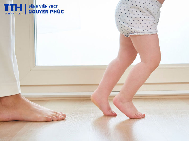 Dáng đi bất thường ở trẻ là gì?