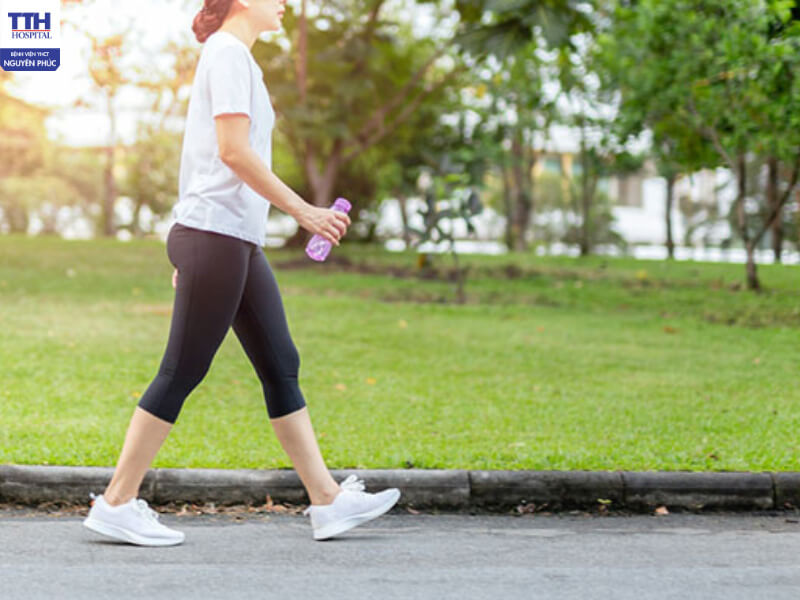Đi bộ – Lợi ích hay tác hại với người bị thoái hóa khớp gối?