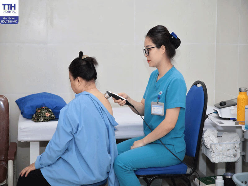 Điều trị đau vai gáy hiệu quả tại Bệnh viện Y học Cổ truyền Nguyên Phúc