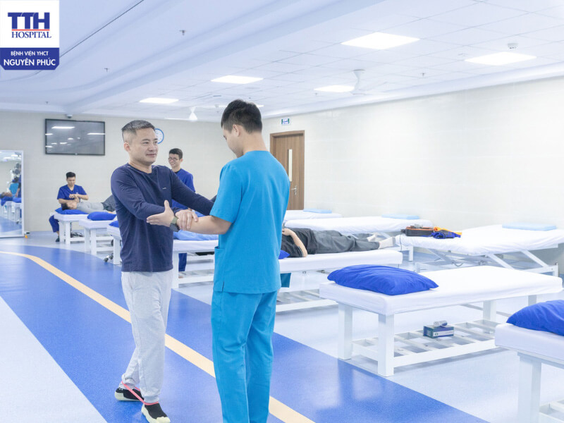Tập luyện vận động cơ thể với sự giám sát của các nhân viên y tế để mang lại hiệu quả
