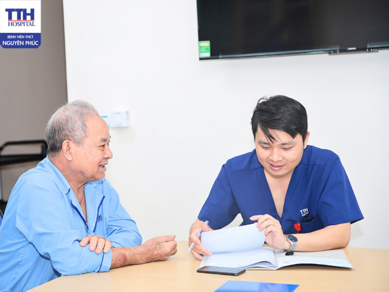 Cần thăm khám bác sĩ chuyên khoa để đẩy lùi hội chứng tiểu đêm ở người cao tuổi