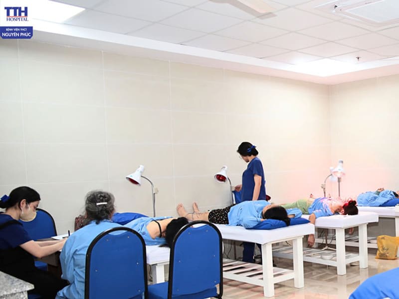 Kéo giãn cột sống bằng máy hoặc bằng tay