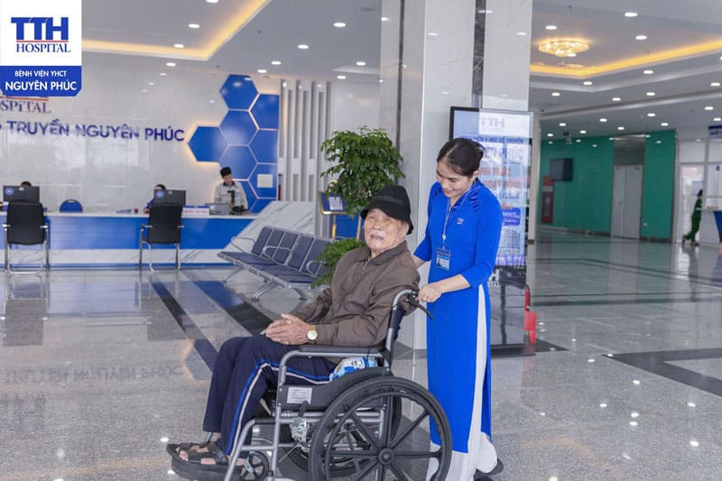 khách hàng xuất viện với nụ cười rạng rỡ, sức khỏe cải thiện