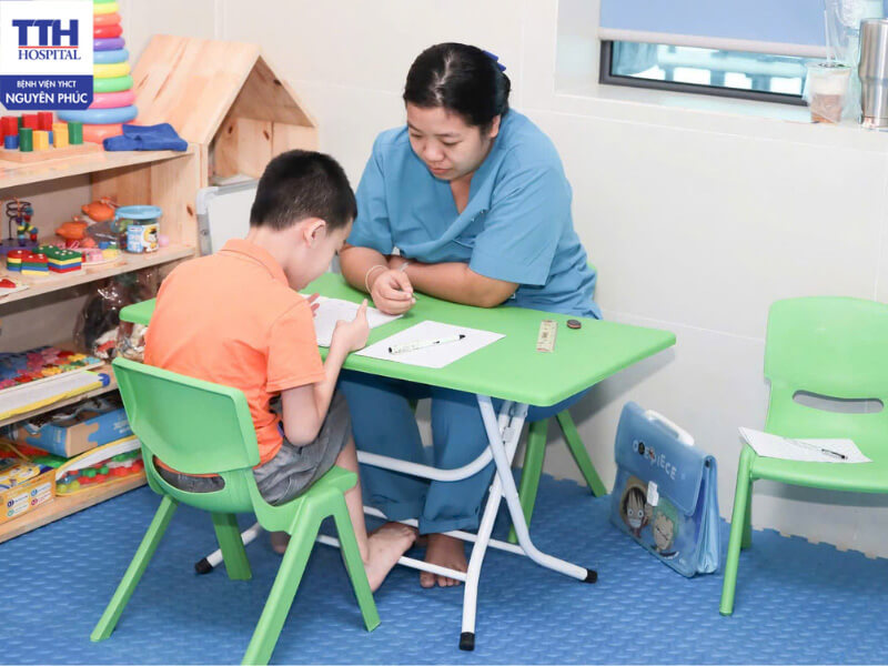 Khi phát hiện trẻ rối loạn ngôn ngữ sẽ được học các lớp can thiệp sâu để điều trị bệnh