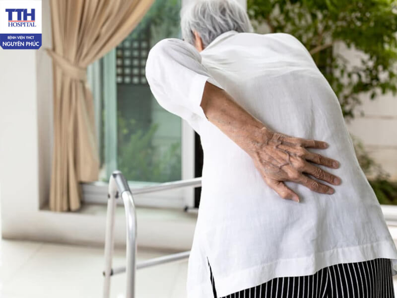 Loãng xương là tình trạng giảm mật độ và chất lượng khiến xương trở nên giòn, dễ gãy