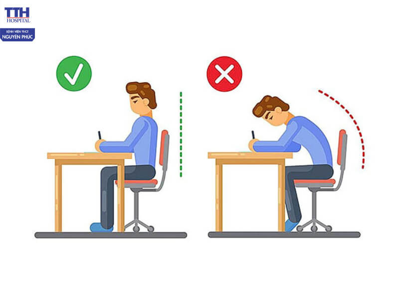 Ngồi học sai tư thế là một trong những nguyên nhân phổ biến gây cong vẹo cột sống ở trẻ