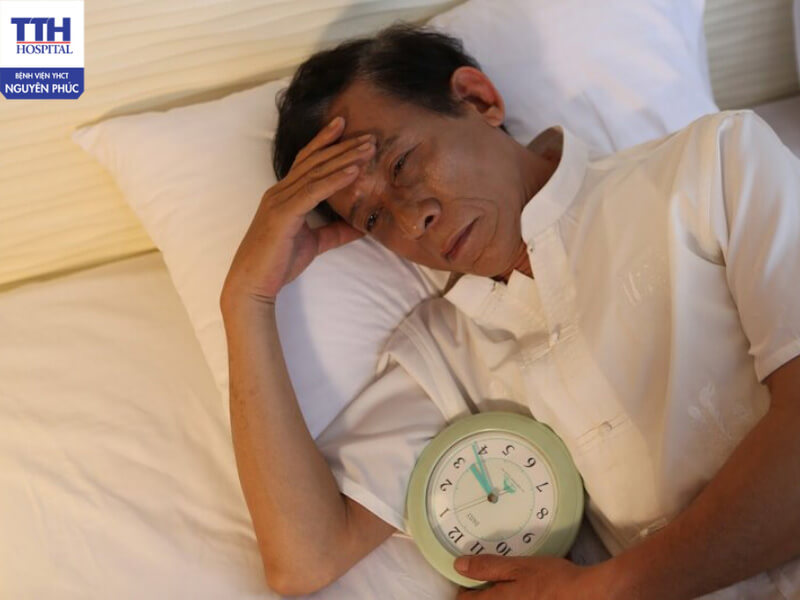 Tiểu đêm nhiều lần làm ảnh hưởng đến giấc ngủ, thay đổi thói quen sinh hoạt bất thường