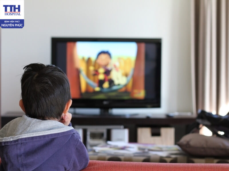 Trẻ xem thiết bị tivi, điện thoại quá nhiều sẽ trở nên phụ thuộc quá nhiều, giảm tương tác ngoài