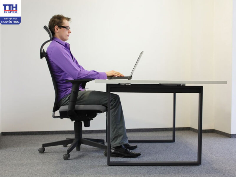 Tư thế ngồi 2 điểm chạm là gì?