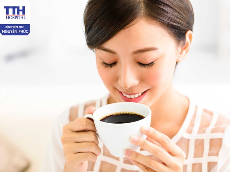 Uống cà phê hoặc đồ uống có chứa caffeine